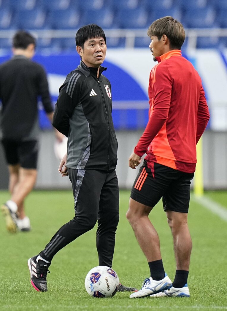 オーストラリア戦に向けた練習で話をする森保監督と守田　©KYODO