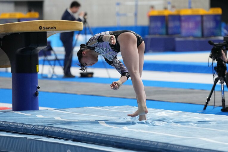 全日本選手権、山田千遥の跳馬の着地の瞬間。左膝前十字靭帯断裂の怪我を負った　©Getty Images