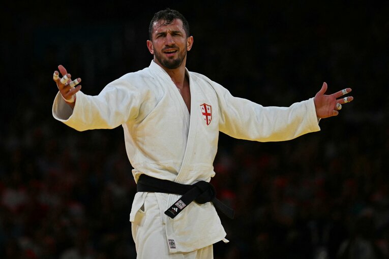 目の肥えた現地ファンからは、判定に対しブーイングがあった。勝ったベカウリはこのリアクション　©JIJI PRESS　