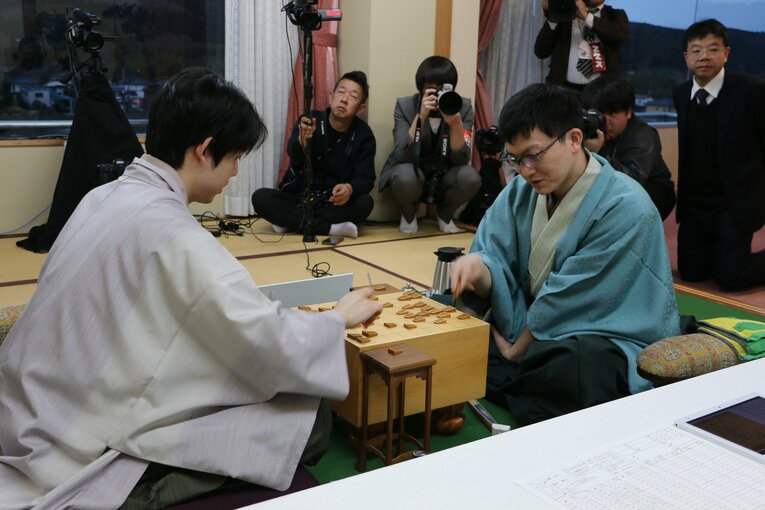 王将戦第5局、激選後の2人の様子（写真は右に続きます）　©Shintaro Okawa
