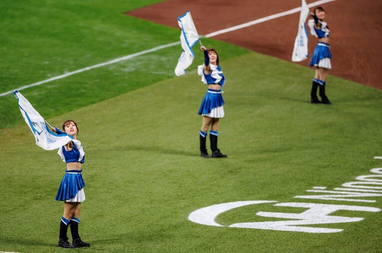 3月に開業したばかりのエスコンフィールドHOKKAIDO。きつねダンスでお馴染みのファイターズガールたちも大活躍だった ／ photograph by Kiichi Matsumoto