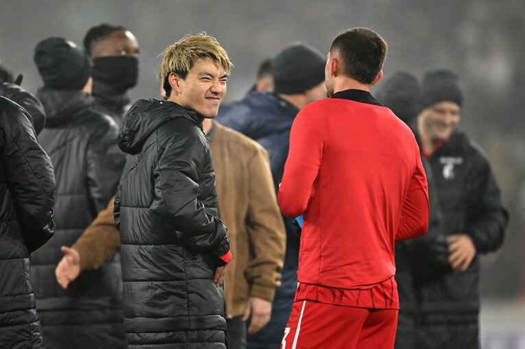 チームメイトとのコミュニケーションも良好。ボルシアMG戦後にムスリヤにおどけた表情を見せる　©Getty Images