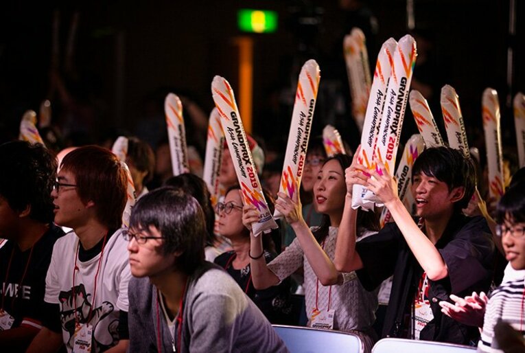 ハイレベルな戦いに場内もヒートアップ。モンストの熱狂的ファンならずとも、見る者を昂らせる。