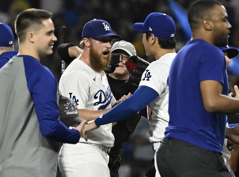 9月のパドレス戦に勝利した後、マイケル・コペック（28歳）と握手する大谷　©Getty Images