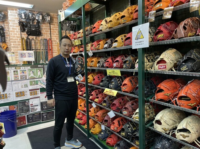 野球専門店・ベースマン立川店のカリスマ店長、星徹弥さん。「2.0超えの野球用具視力を持つ男」の異名を持つ