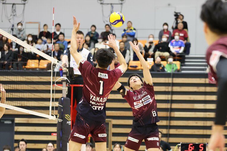 東山高校時代は高橋藍とともに全国優勝を経験した技巧派セッター。大怪我を克服し、コートで躍動する　©︎SV.LEAGUE