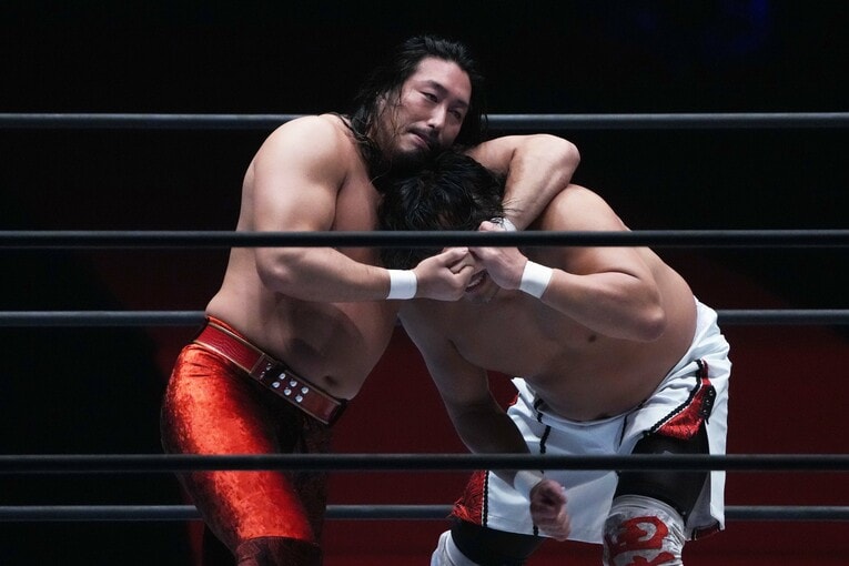 IWGP戦、後藤洋央紀をヘッドロックで攻める辻陽太。9月27日、神戸ワールド記念ホール　©Essei Hara