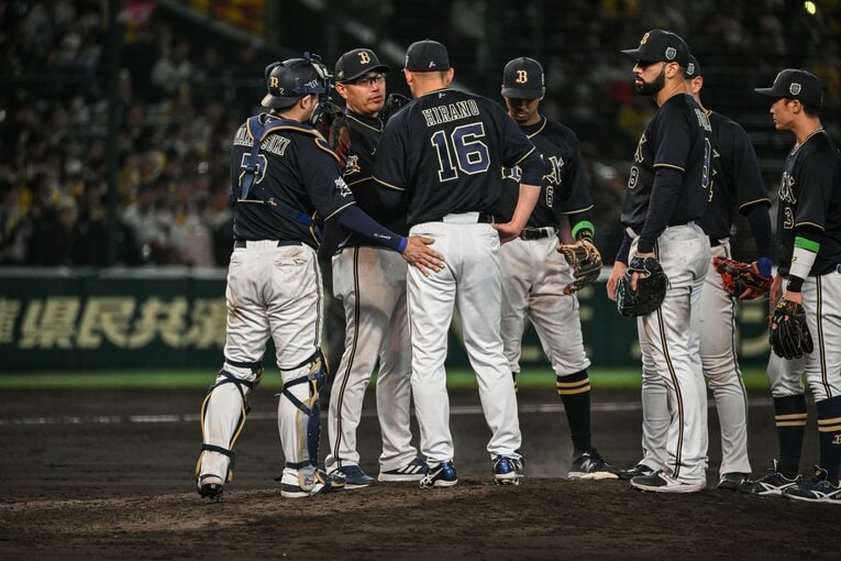 ピンチを迎えた平野に声をかける野手陣　©︎Nanae Suzuki