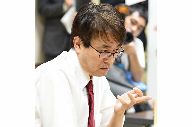 第32期竜王戦ランキング1組、出場者決定戦で木村一基九段との対局に臨んだ羽生九段。この1局では敗れたものの、1年後の第33期では1組で優勝、決勝トーナメントも勝ち上がって豊島竜王への挑戦権を手に入れた。 ／ photograph by Keiji Ishikawa