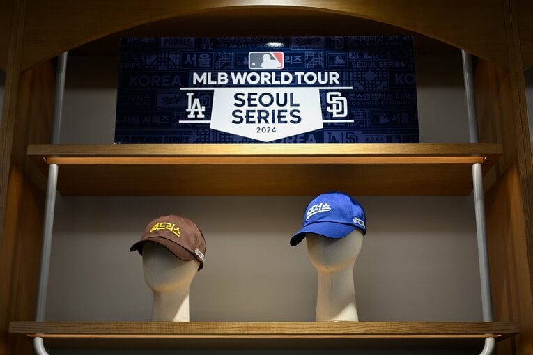 グッズショップ。ハングル文字が記された帽子も　©Nanae Suzuki