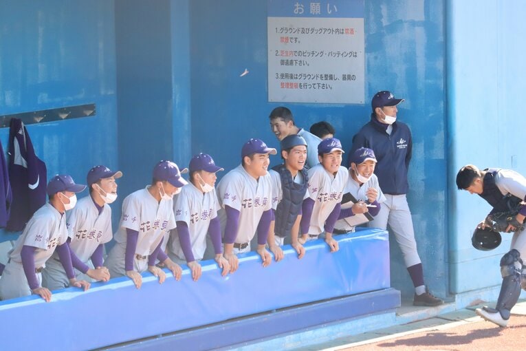 麟太郎らベンチから声をかける花巻東ナイン　©Genki Taguchi