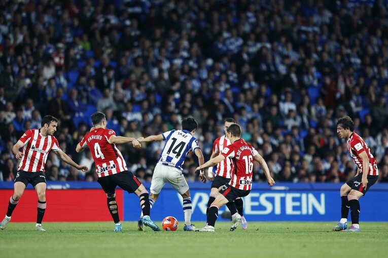 相手に囲まれた中でも冷静にボールを失わなかった　©Daisuke Nakashima