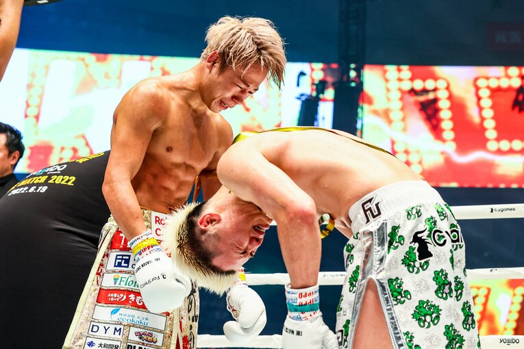 武尊に判定で勝利し、深々と礼をする那須川天心　©THE MATCH 2022/Susumu Nagao