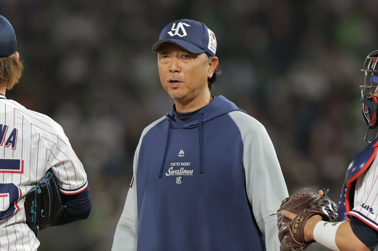 現在はヤクルトの投手コーチを務める伊藤氏。サンダーバーズ監督時代の指導で湯浅は開花した　©︎JIJI PRESS