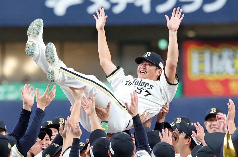 引退セレモニーを終え、胴上げされる山田修義 ／ photograph by SANKEI SHIMBUN