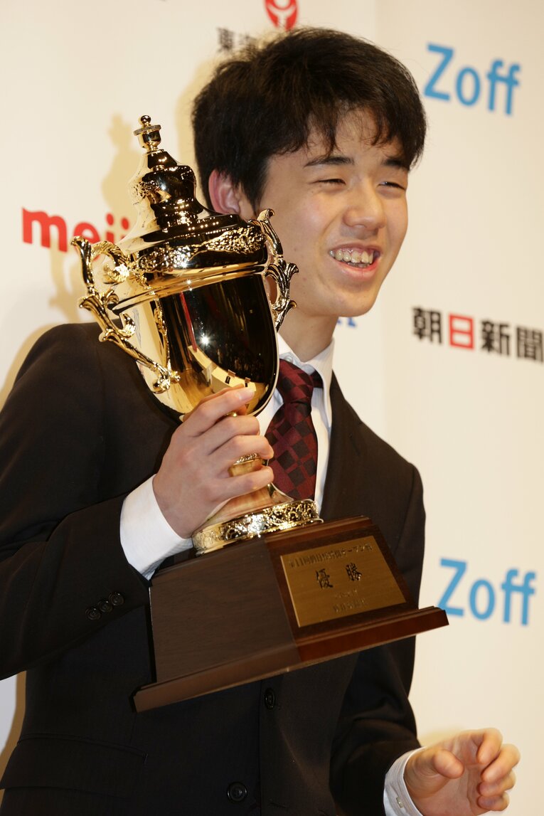 2018年の藤井聡太（15～16歳時。全6枚中の1枚目）　©BUNGEISHUNJU