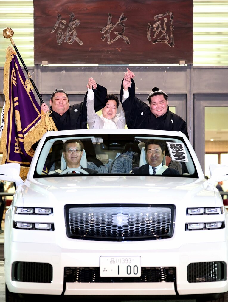 照ノ富士優勝パレード。オープンカーは2500万円超、「世界に1台」というトヨタ新型センチュリーSUV　©JIJI PRESS