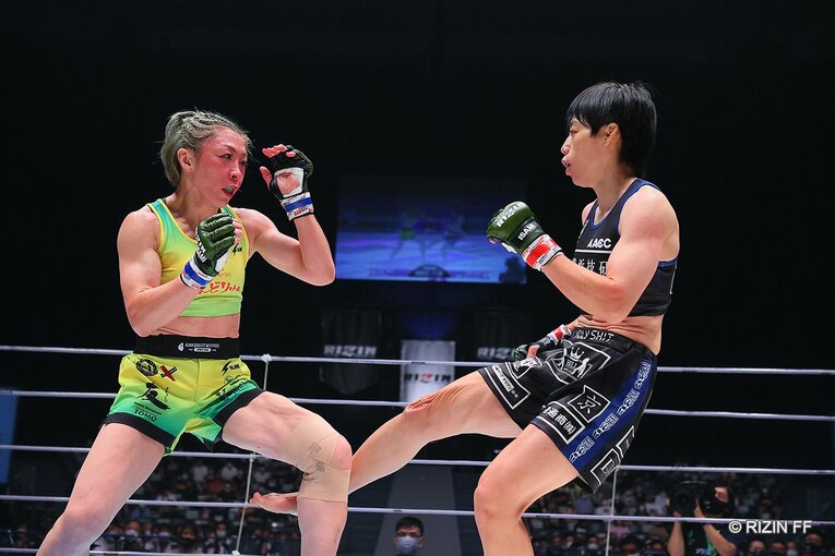 激しい殴り合いとなった浜崎vs藤野　©RIZIN FF