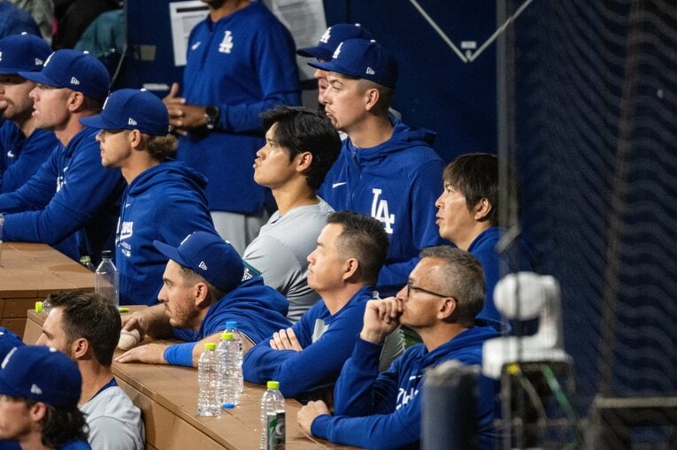 ベンチの様子（多数）。水原通訳の姿も　©Nanae Suzuki