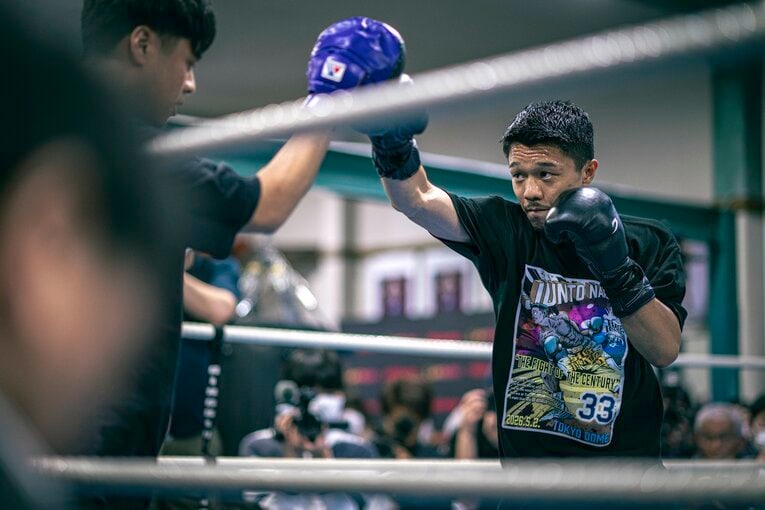 ミットを打つ中谷潤人　©Takuya Sugiyama