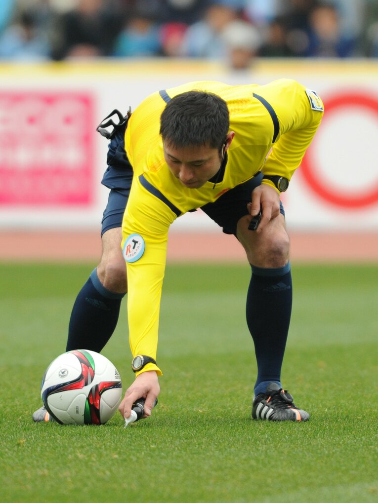 確かに旧タイプのスプレーはよりかがんでいるようにも見える　©Getty Images