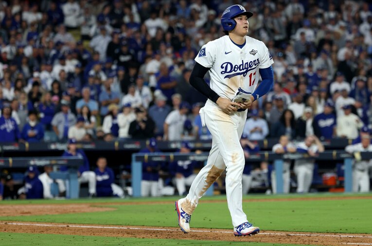 ワールドシリーズ第3戦、延長11回裏に申告敬遠で一塁へ歩く大谷翔平。18回まで試合が続き、大谷が敬遠され続けたことに意外な影響があったと小早川氏は指摘する ／ photograph by Getty Images