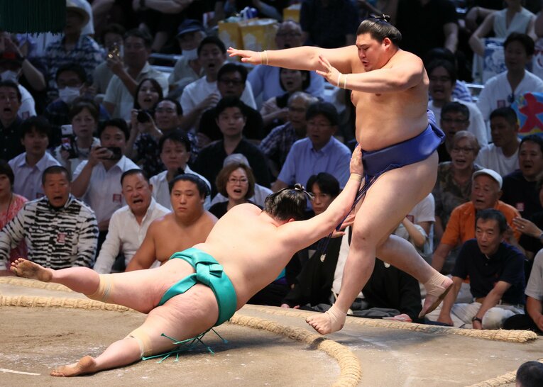 名古屋場所12日目、大の里対一山本の1回目。立ち合いで押し込まれると、自ら引いた大の里。同体で取り直しとなり、2回目は大の里が勝利　©Sankei Shimbun