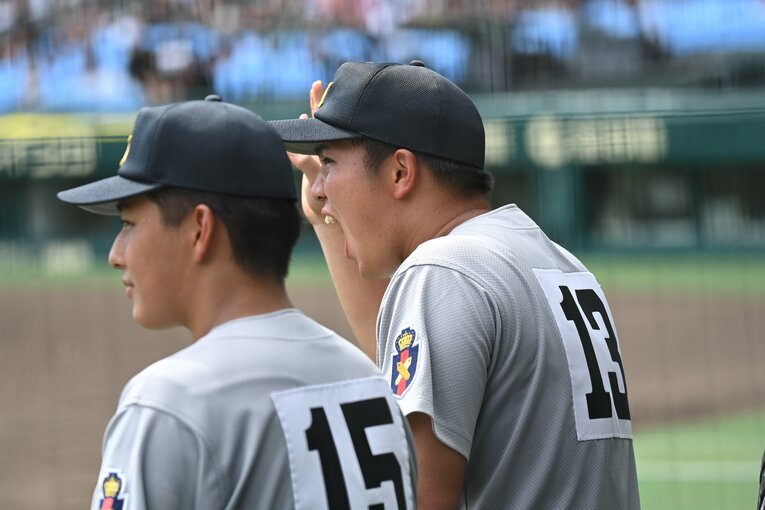 清原と並んでベンチで声を出していた安達　©Naoya Sanuki