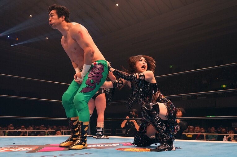 田口隆祐に急所打ちを見舞う上谷沙弥　©Essei Hara