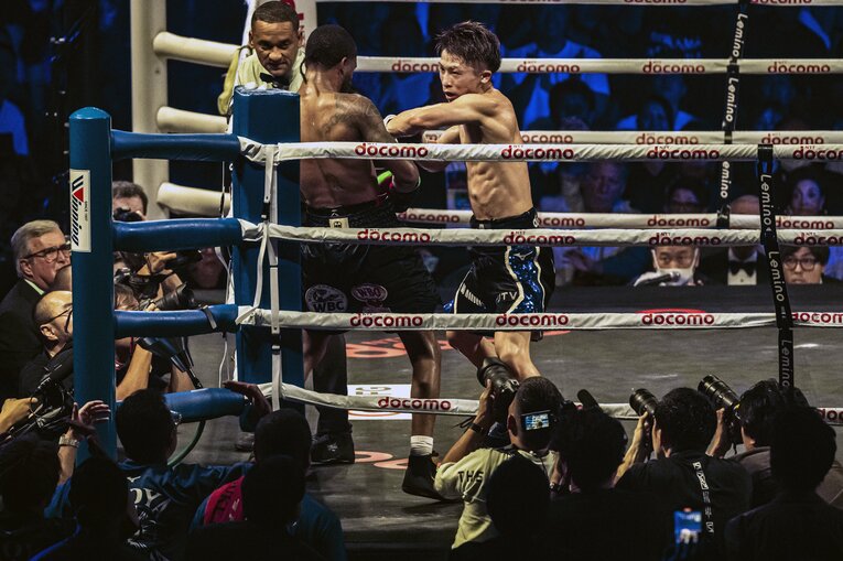 ダメージを負ったフルトンにラッシュをかける井上尚弥（2枚目／全5枚）　©Takuya Sugiyama