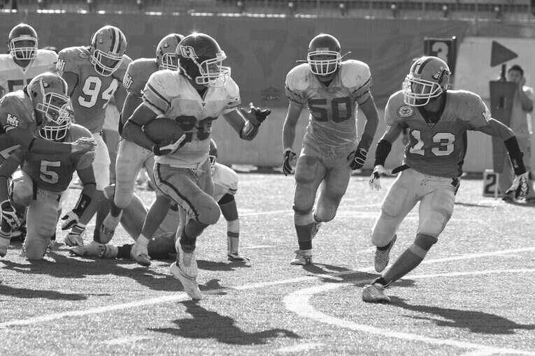 ボールを運ぶエースランニングバックの渡辺／取材対象者提供