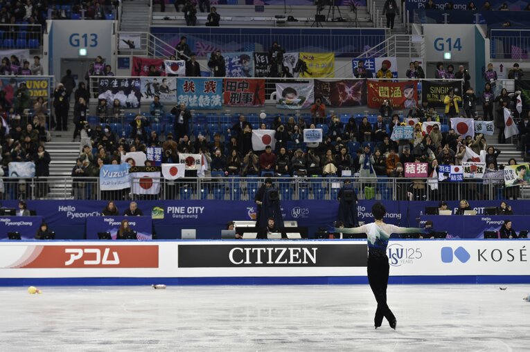2017年2月、四大陸選手権のフリーの演技後、観客の声援を浴びる羽生　©Asami Enomoto