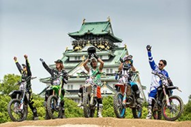 本戦進出の鈴木大助（中央）他、日本人予選出場者。 