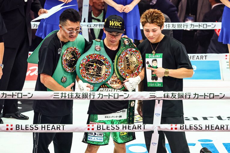 勝利した井上拓真。父・真吾トレーナー、兄・尚弥と喜びを分かち合う　©Susumu Nagao