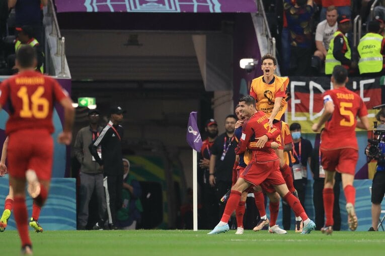 スペイン・モラタのゴールにメンバーが祝福　©Kazuo Fukuchi/JMPA