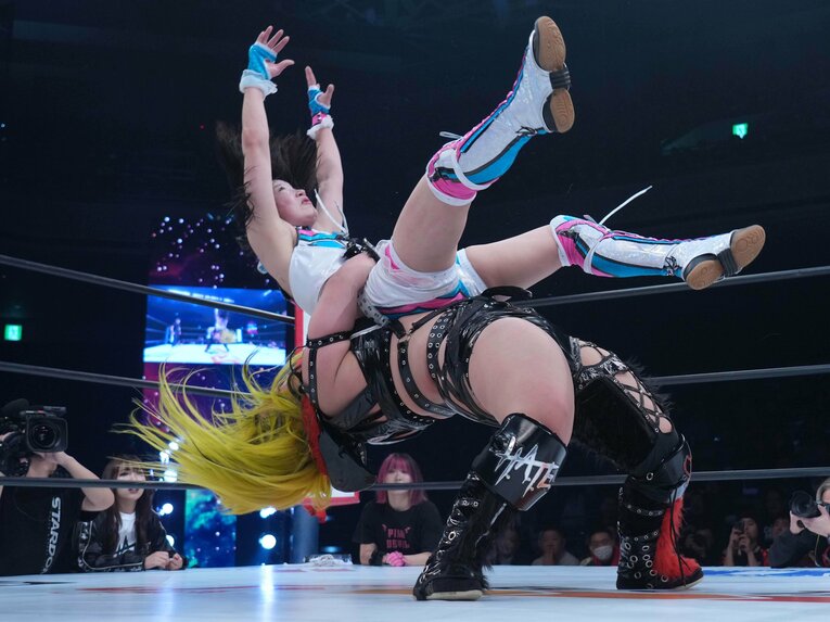 琉悪夏のジャーマンスープレックスを浴びるさくらあや。2025年12月29日、両国国技館　©Essei Hara