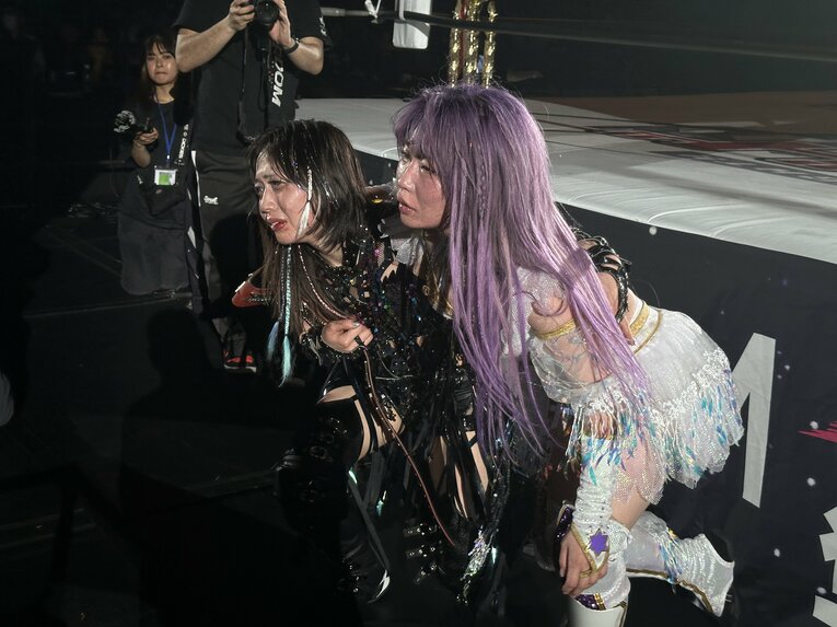 「敗者引退マッチ」を終え、支えあいながら退場する中野たむと上谷沙弥　©Norihiro Hashimoto