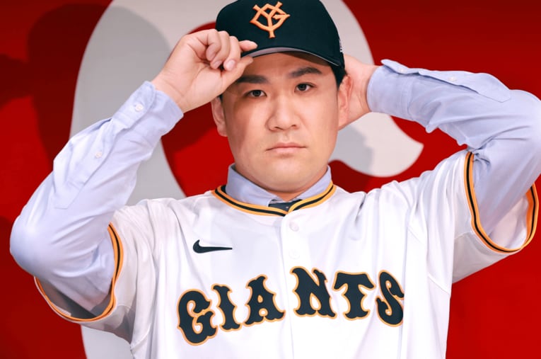 12月25日、巨人入団会見の臨む田中将大（36歳）。背番号は11に決まった ／ photograph by Sankei Shimbun