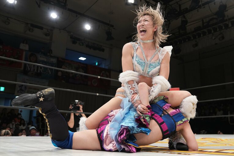 関節技で松井珠紗を下した桜井麻衣。5月4日、後楽園ホール　©Masashi Hara