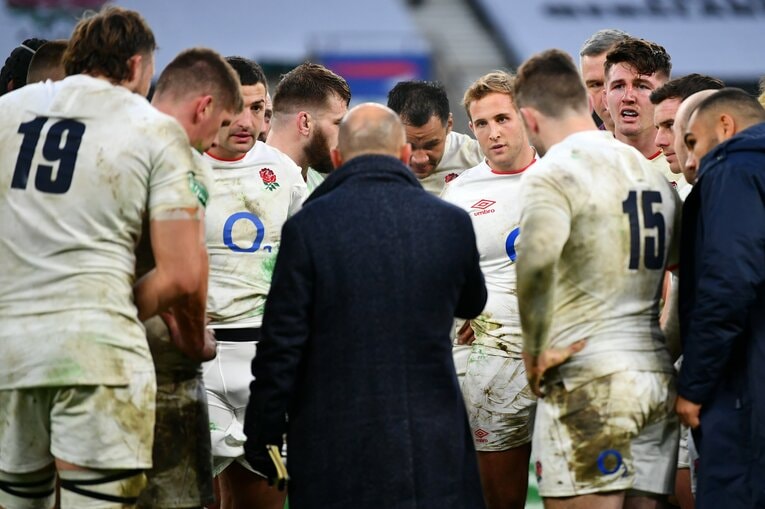 延長戦の前にピッチで選手たちに言葉をかけるエディー・ジョーンズ　©Getty Images