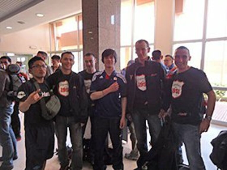 空港で「マース・フランス」の人たちと記念撮影