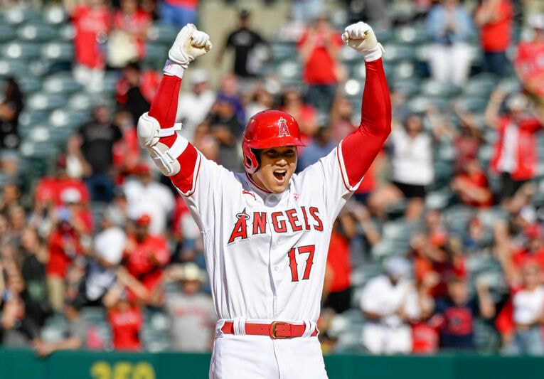 現地時間8日のナショナルズ戦、9回2死から同点タイムリーを放ち大喜びの大谷　©Getty Images