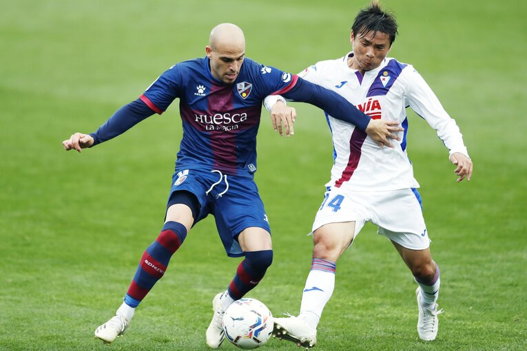 乾貴士が神トラップ＆岡崎慎司に友情の平手打ち!? 武藤嘉紀との“ロシアW杯組”3ショット写真も(9)