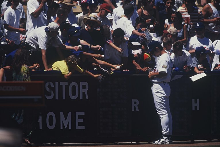 ファンのサインに応じる野茂英雄　©︎Kazuaki Nishiyama