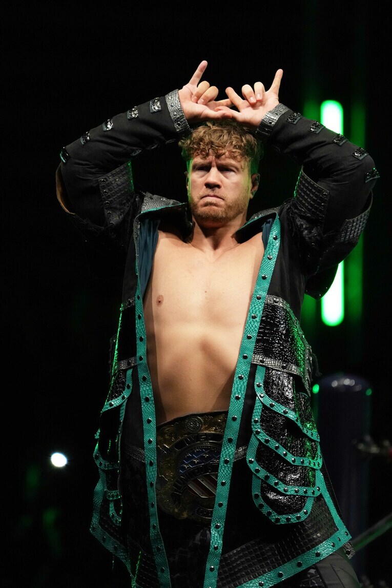 7月27日、大田区総合体育館。入場でポーズを決めるウィル・オスプレイ