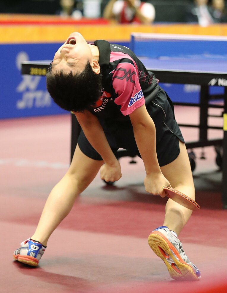 卓球荻村杯、U21男子シングルス決勝で史上最年少優勝を果たし、喜びを爆発させる張本智和　©JIJI PRESS