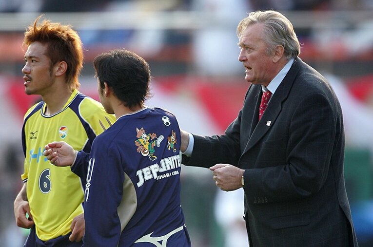 2005年の阿部勇樹とオシム　©Sports Graphic Number