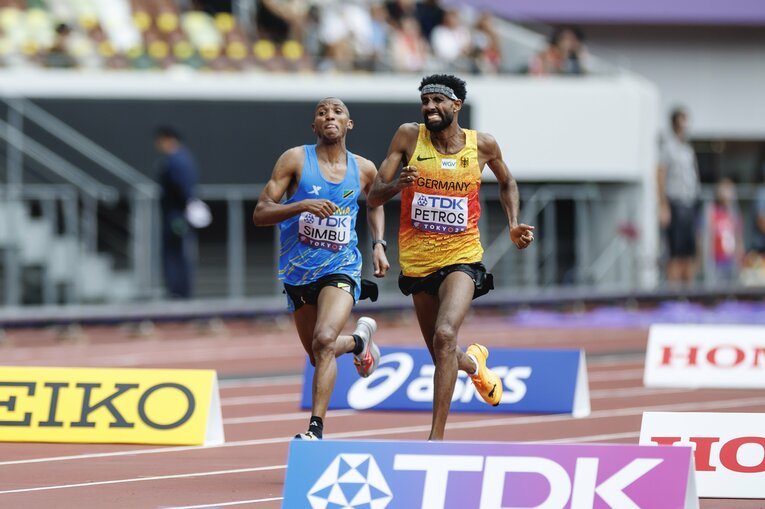 【2枚目／11枚】衝撃のマラソン「写真判定」シンブとペトロスのデッドヒートを連続写真で！　©Kiichi Matsumoto