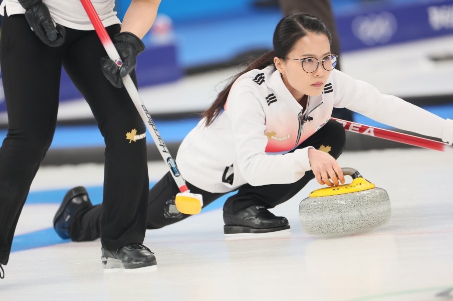 パワハラ告発→騒動の渦中で結婚&出産→崖っぷちからの北京五輪…韓国カーリング“メガネ先輩”の波乱万丈の人生<Number Web> photograph by JMPA