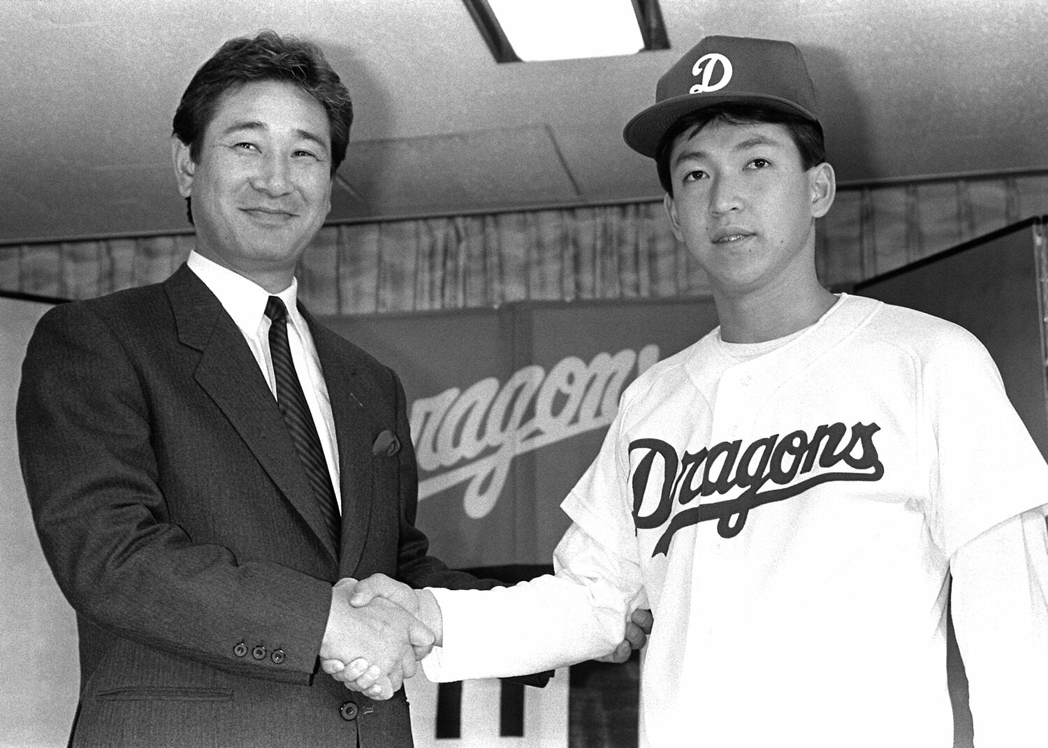 1987年のドラフト1位で中日に入団した立浪和義。星野仙一と握手をかわす　©JIJI PRESS